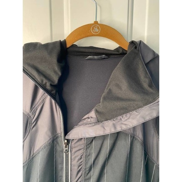 LULULEMON Size 6 Run Get up and glow black striped Jacket - Picture 8 of 10